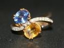 Esile anello contrarié con zaffiro Ceylon di circa 1.50 carati e corindone giallo dello stesso peso.<br />