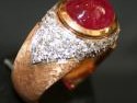 Tredici grammi di oro rosa inciso "a seta" con pavé di diamanti per circa 1.25 carati su oro bianco e importante rubino indiano taglio cabochon di 4.85 carati.<br />